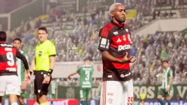 Lorran ganha espaço no Flamengo e deixa Cebolinha no banco