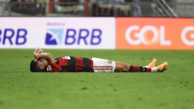 Luís Araújo sofre lesão e deve desfalcar Flamengo