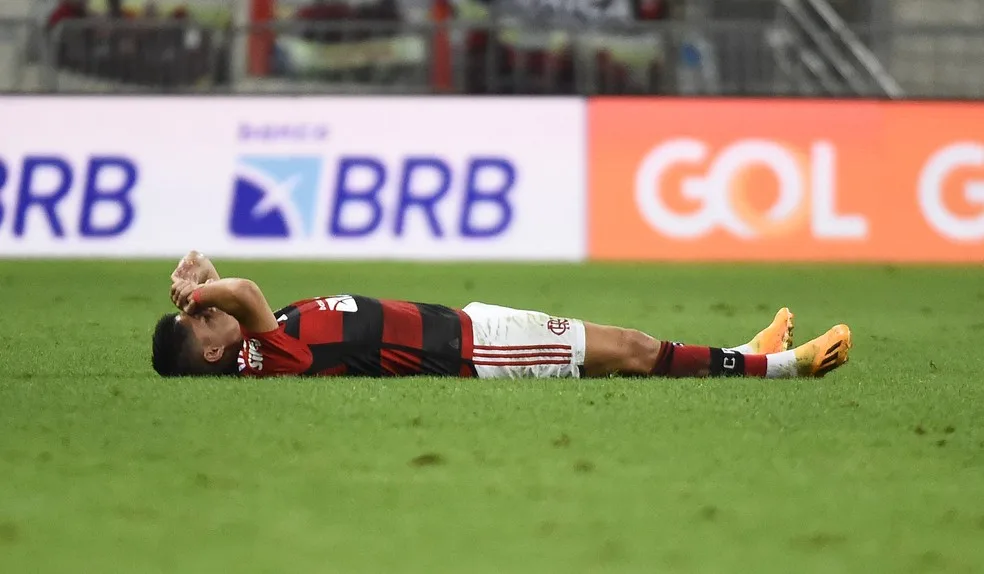 Luiz Araújo deixa campo mancando após marcar gol em amistoso