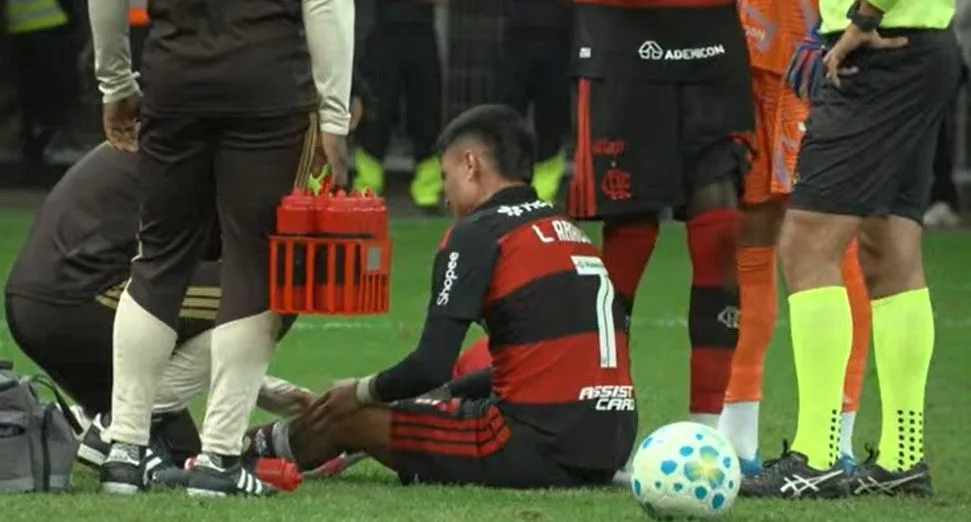 Luiz Araújo desembarca mancando e preocupa para jogo de quarta