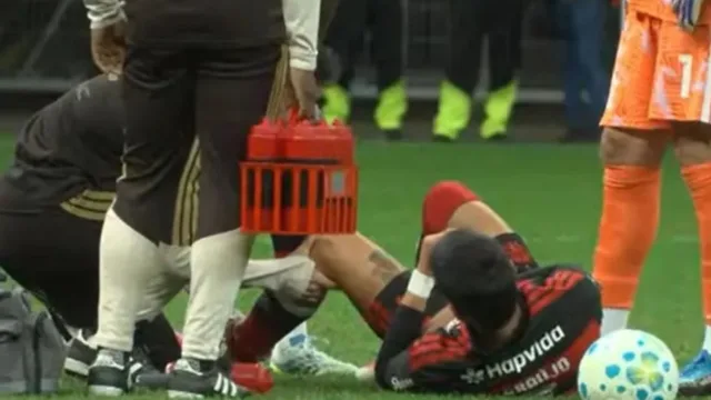 Luiz Araújo sofre lesão no joelho e desfalca Flamengo por 21 dias