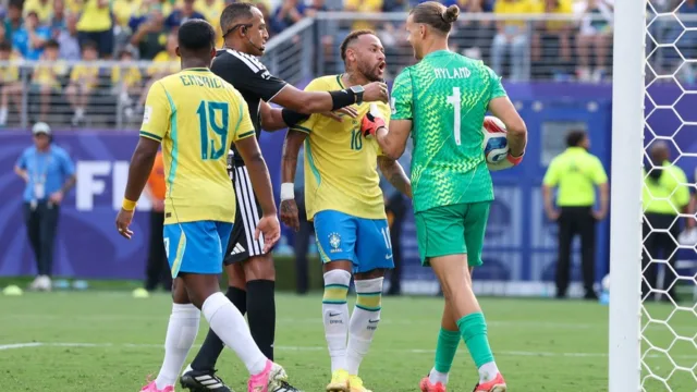 Neymar provoca goleiro após pênalti e desperdiça tempo crucial
