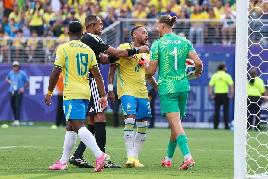 Neymar provoca goleiro após pênalti e desperdiça tempo crucial