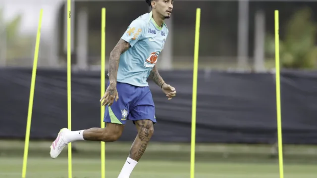 Raphinha volta a treinar em campo mas segue fora contra Noruega