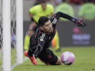 Rossi faz defesas decisivas em vitória do Flamengo por 4 a 0
