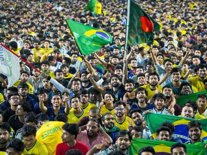 Torcedor de Bangladesh pinta casa com cores do Brasil