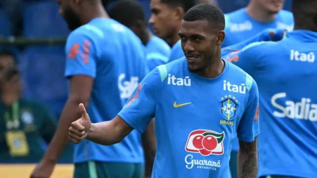 Torcida pede Rayan e rejeita volta de Raphinha na Seleção