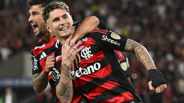 Varela e De La Cruz voltam e reforçam Flamengo contra Olimpia