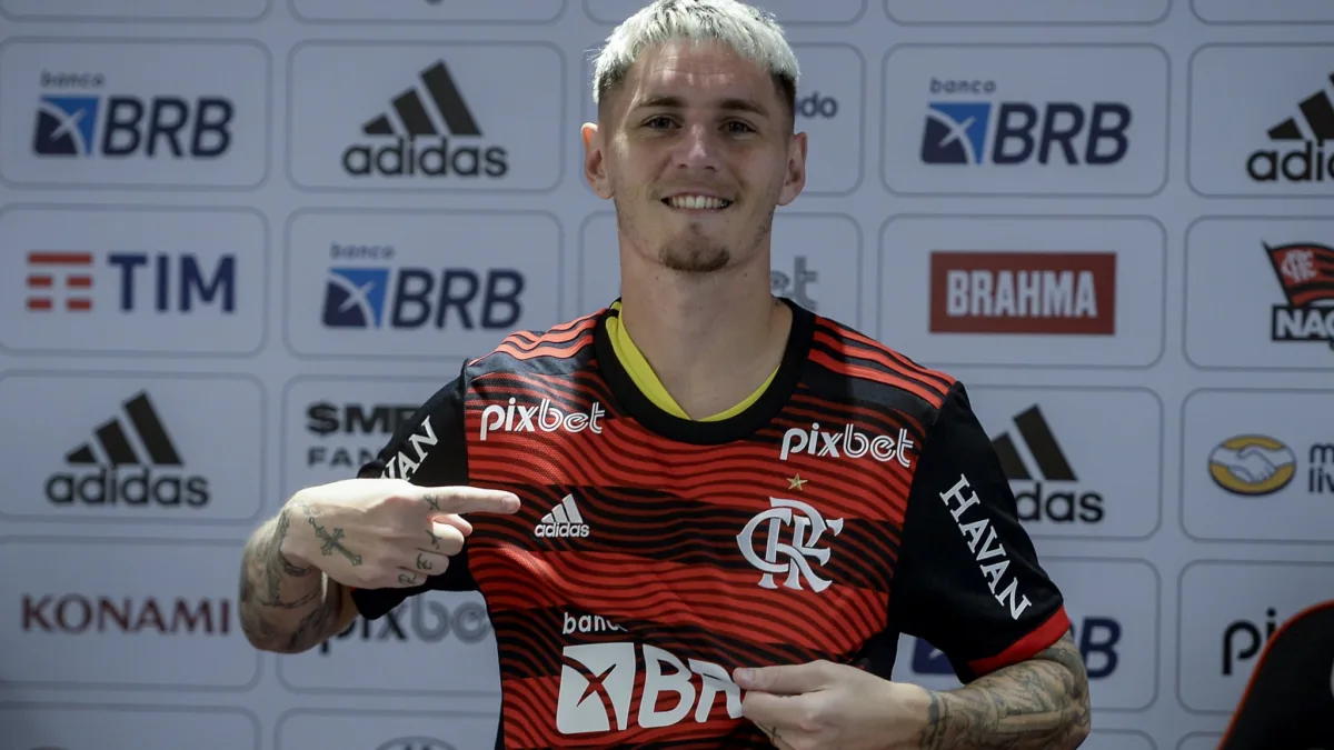 Varela volta ao Flamengo após Copa e é relacionado
