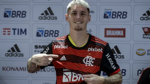 Varela volta ao Flamengo após Copa e é relacionado